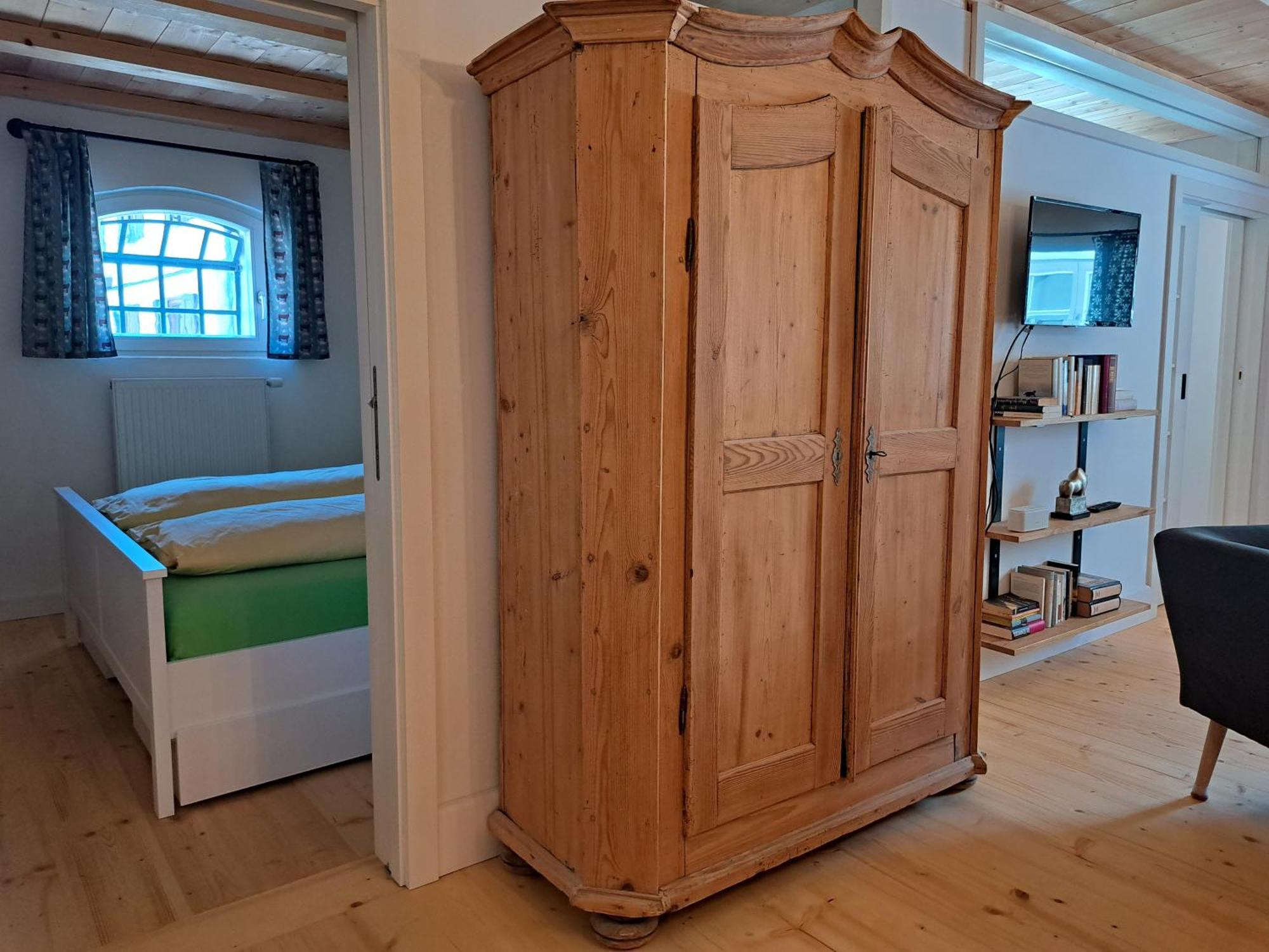 Neu! Im Lueftlmalereck, Hennalahaus