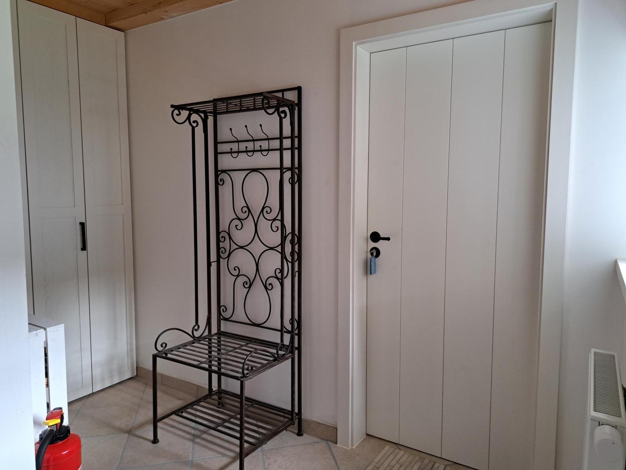 Neu! Im Lueftlmalereck, Hennalahaus