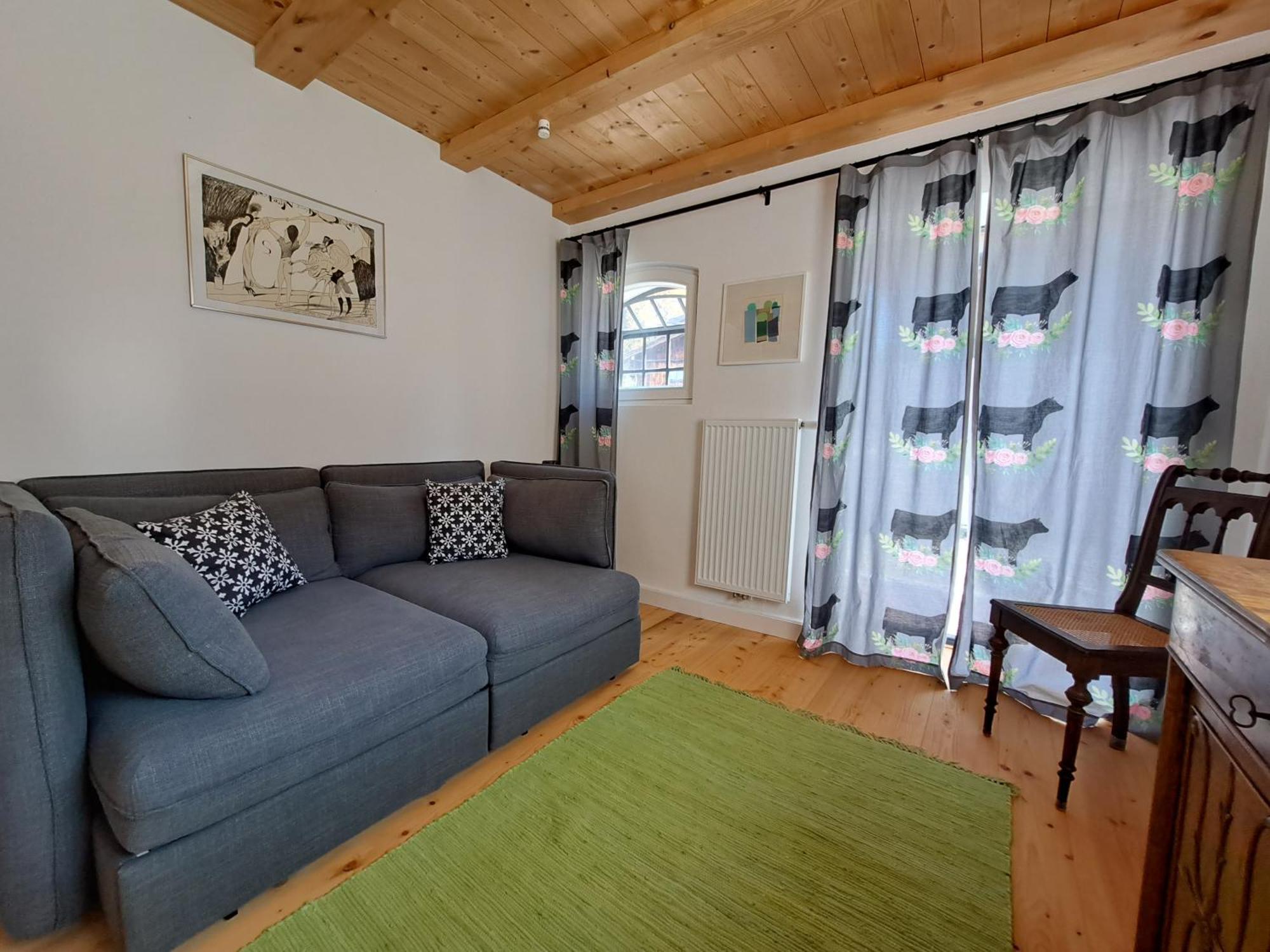 Neu! Im Lueftlmalereck, Hennalahaus *