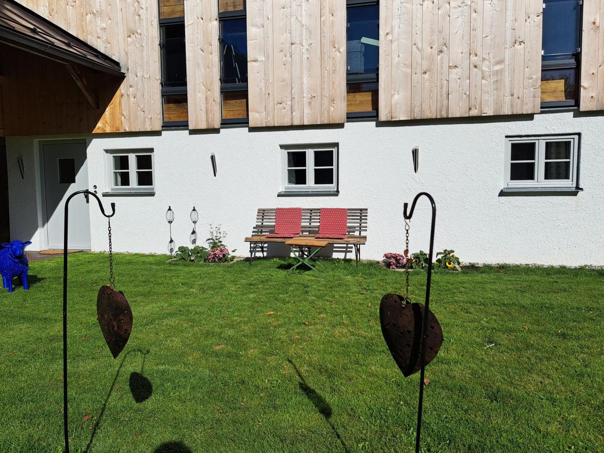 Neu! Im Lueftlmalereck, Hennalahaus