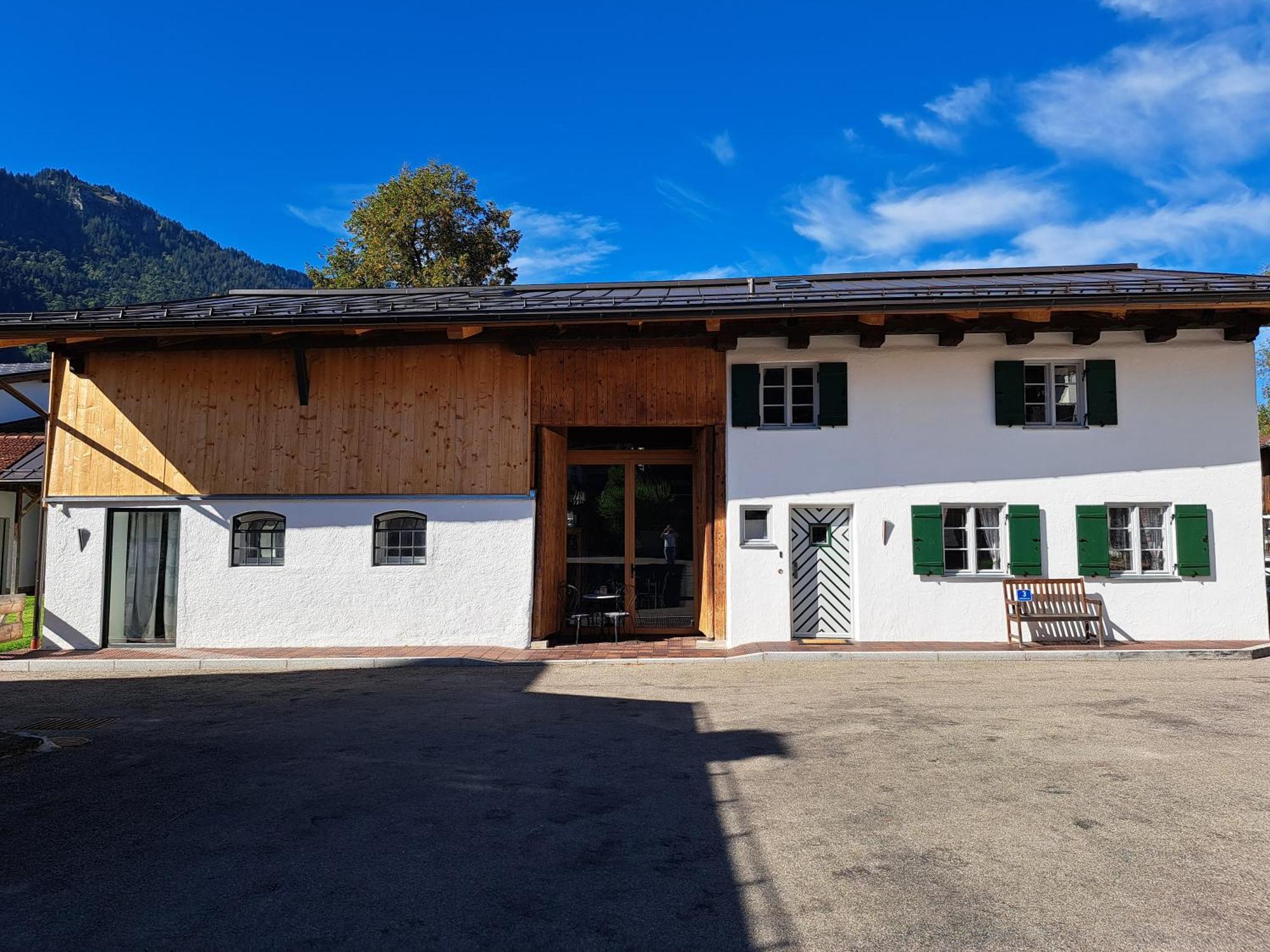 Neu! Im Lueftlmalereck, Hennalahaus