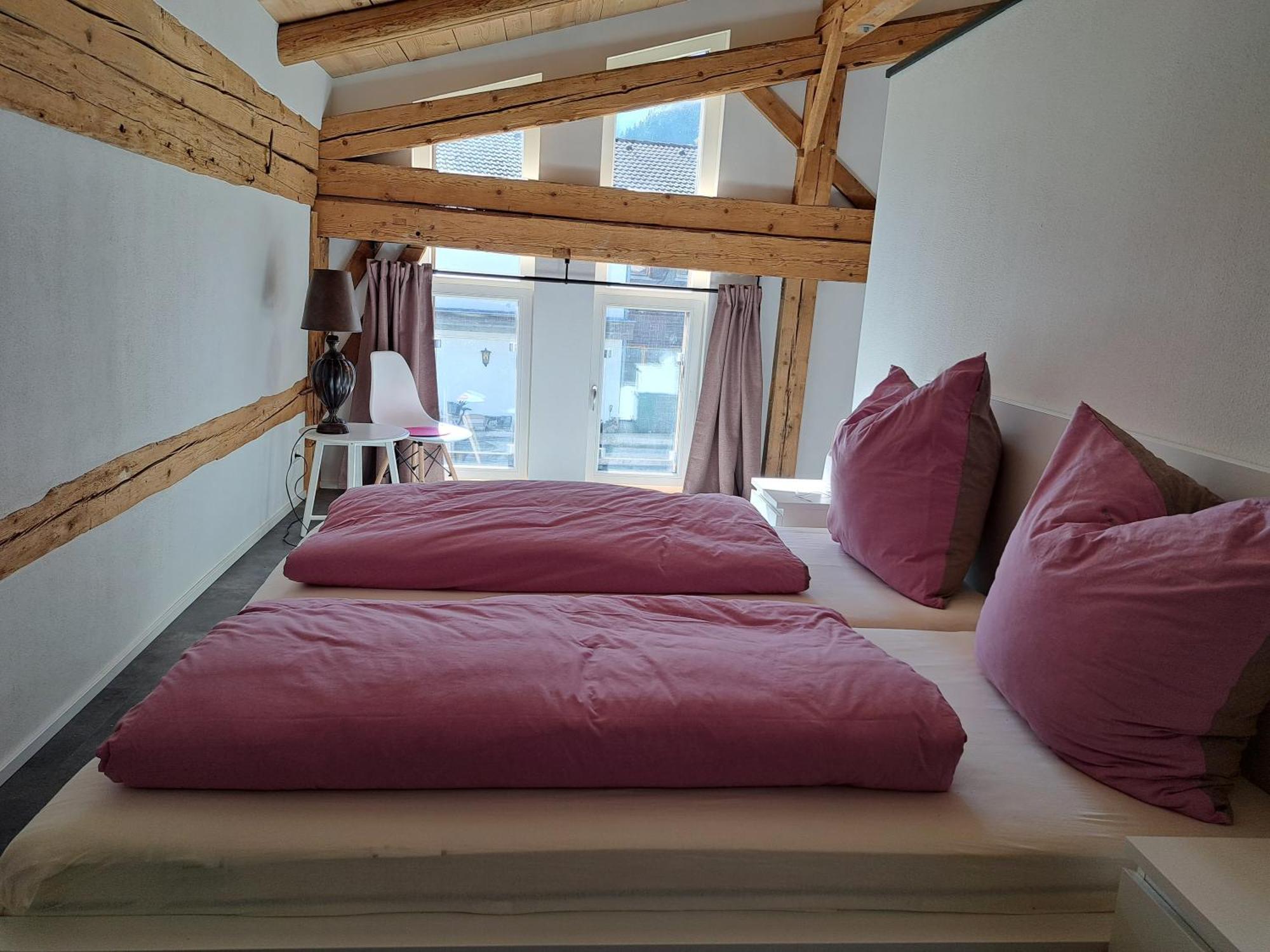 Neu! Im Lueftlmalereck, Hennalahaus